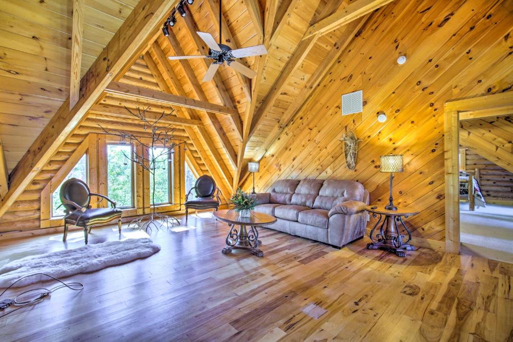 Posezení v ubytování Calhoun Cabin with River View and Wraparound Deck
