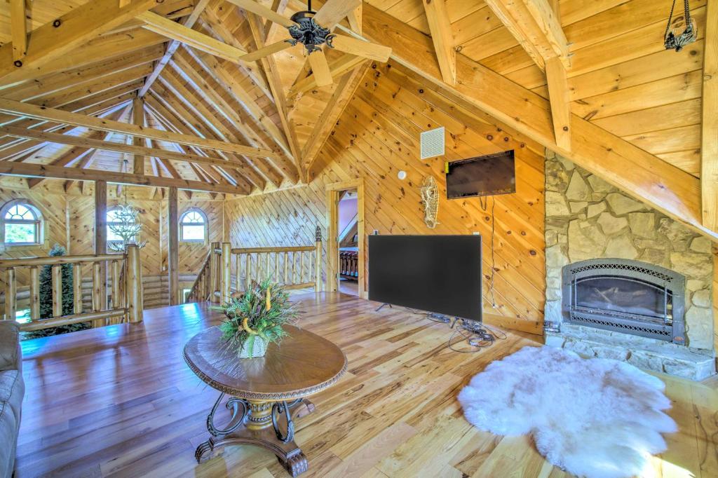 TV a/nebo společenská místnost v ubytování Calhoun Cabin with River View and Wraparound Deck