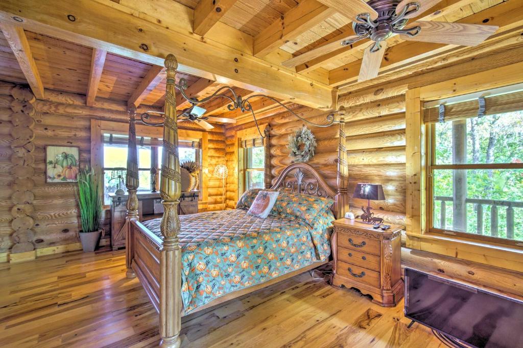 Posezení v ubytování Calhoun Cabin with River View and Wraparound Deck