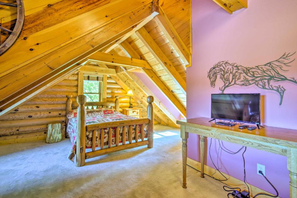 TV a/nebo společenská místnost v ubytování Calhoun Cabin with River View and Wraparound Deck