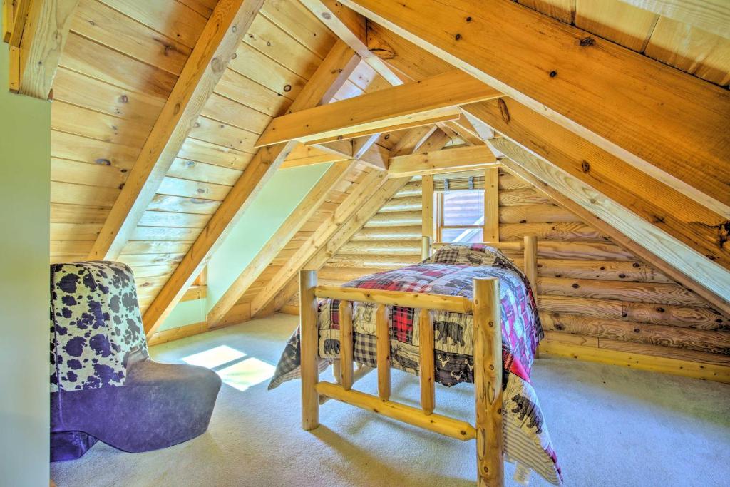 Fotografie z fotogalerie ubytování Calhoun Cabin with River View and Wraparound Deck v destinaci Calhoun