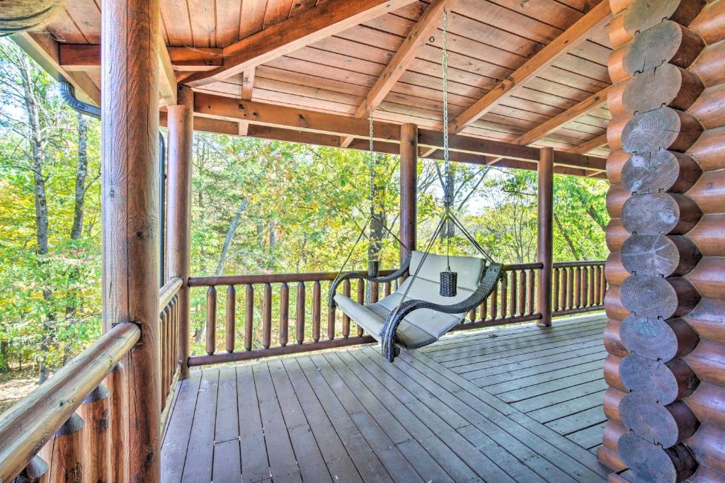 Balkón nebo terasa v ubytování Calhoun Cabin with River View and Wraparound Deck