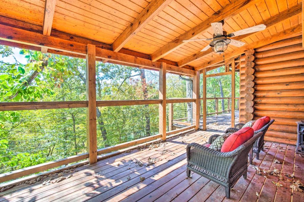Balkón nebo terasa v ubytování Calhoun Cabin with River View and Wraparound Deck