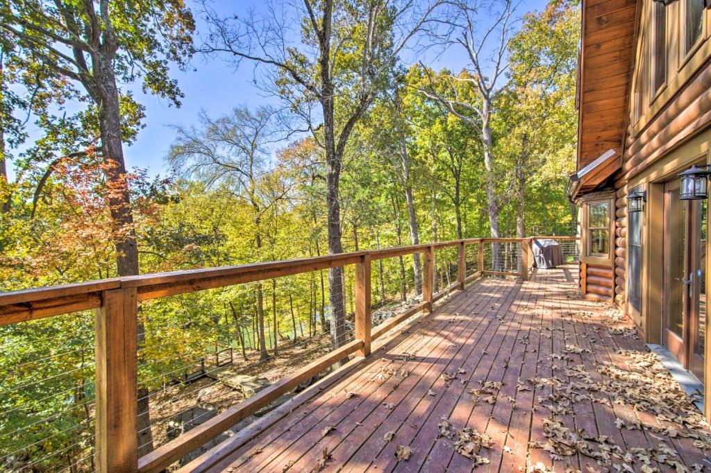 Balkón nebo terasa v ubytování Calhoun Cabin with River View and Wraparound Deck
