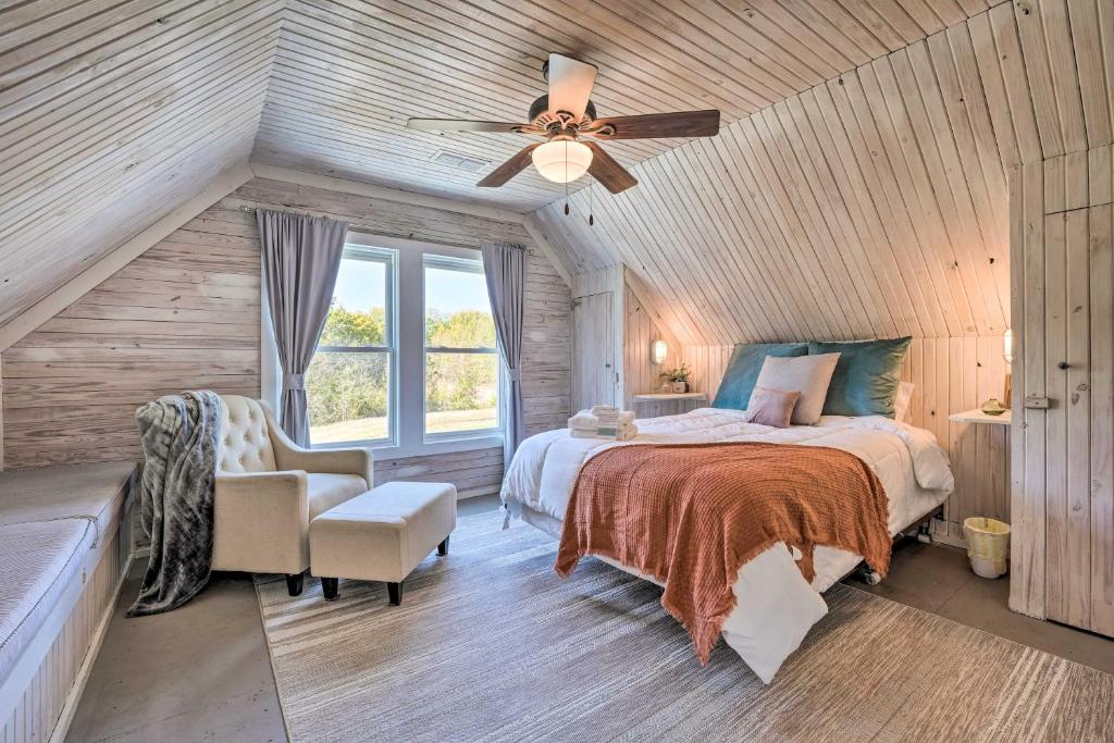 1 dormitorio con 1 cama y ventilador de techo en Unique Loft Cabin Fire Pit and Fishing Access!, en Bells