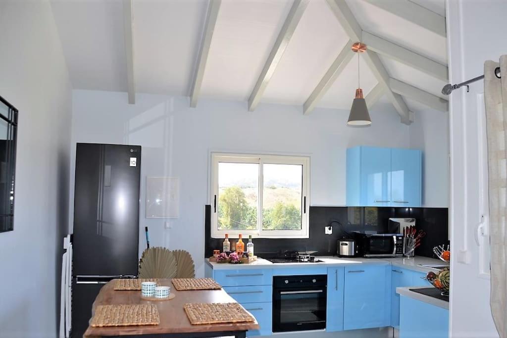 Cucina o angolo cottura di Magnifique villa piscine, vue mer, 8 km plages