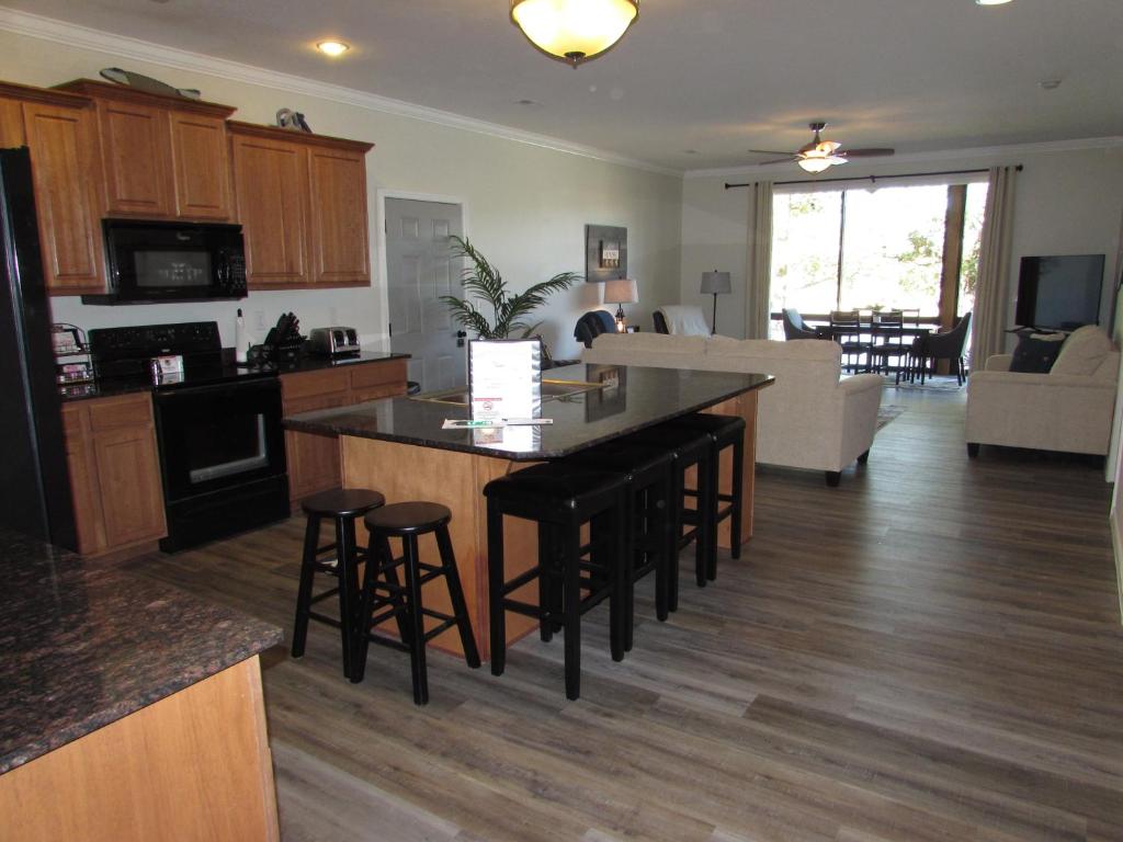 cocina abierta y sala de estar con encimera y taburetes en Lower Level Condo B-2 with Dock, en Hollister