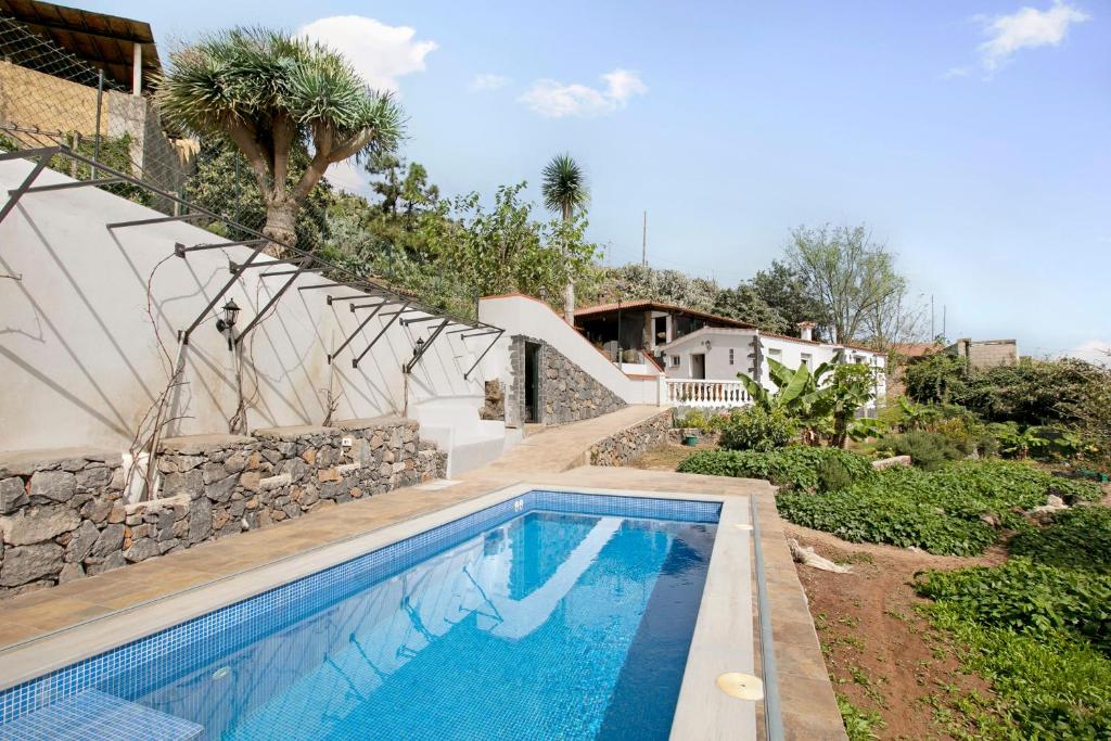 a swimming pool in front of a house at El Sarmiento in Tegueste