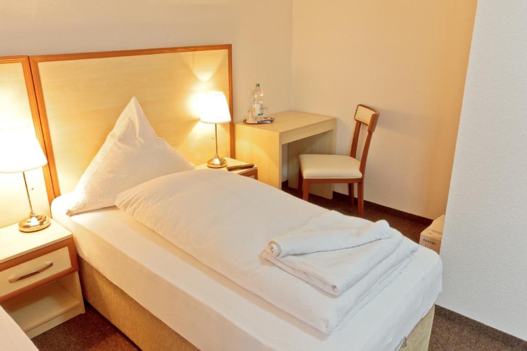 Postel nebo postele na pokoji v ubytování Hotel Ganita Weil am Rhein
