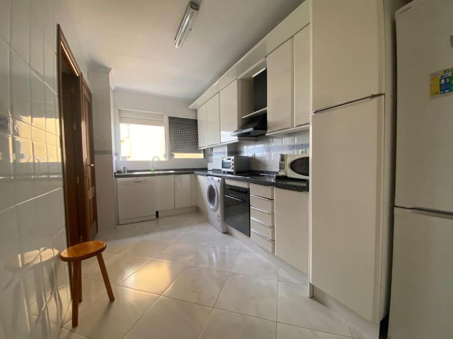 Kuchyňa alebo kuchynka v ubytovaní funcional piso 4 dormitorios frente a santa justa