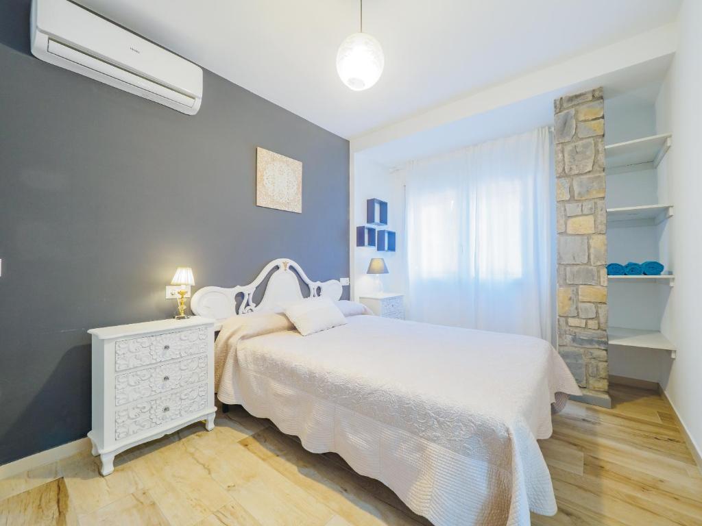 Postel nebo postele na pokoji v ubytování El Montecillo complex beach and city 1A ApartamentosMalagaManagement
