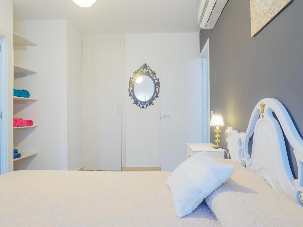 Postel nebo postele na pokoji v ubytování El Montecillo complex beach and city 1A ApartamentosMalagaManagement