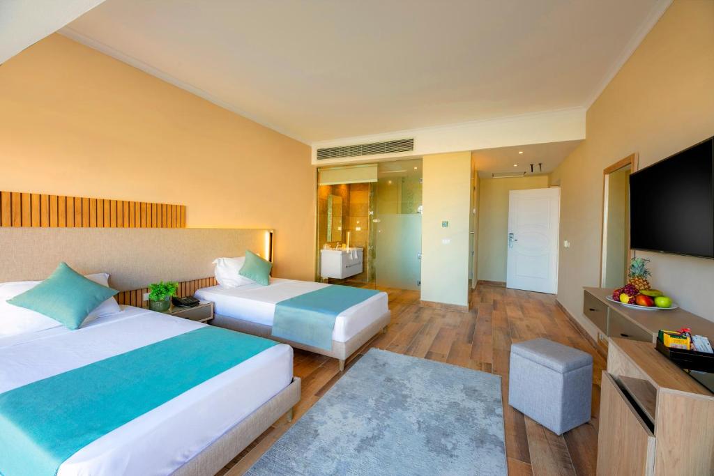 Кровать или кровати в номере Zen Resort Sahl Hasheesh by TBH Hotels