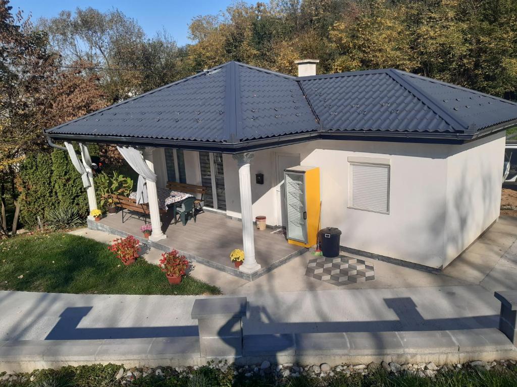 una vista sul tetto di una casa di Vikendica SUNCE a Banja Luka