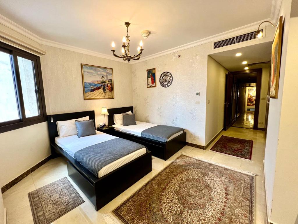 Postel nebo postele na pokoji v ubytování Luxury hotel apartment with pools in front AUC