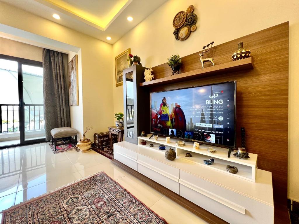 TV a/nebo společenská místnost v ubytování Luxury hotel apartment with pools in front AUC