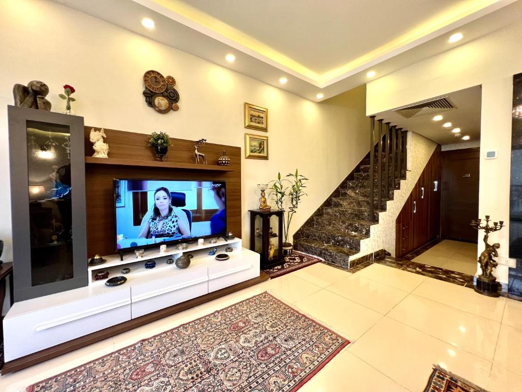 TV a/nebo společenská místnost v ubytování Luxury hotel apartment with pools in front AUC