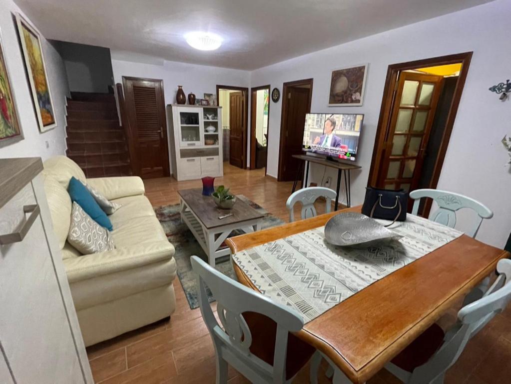 Μια τηλεόραση ή/και κέντρο ψυχαγωγίας στο Abades Beach houses by Apartamentos Estrella del Norte
