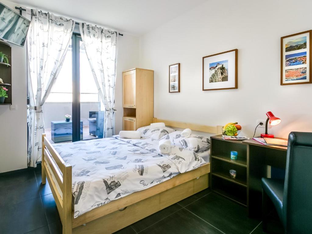 1 dormitorio con cama y escritorio en Hostel Moving, en Zagreb