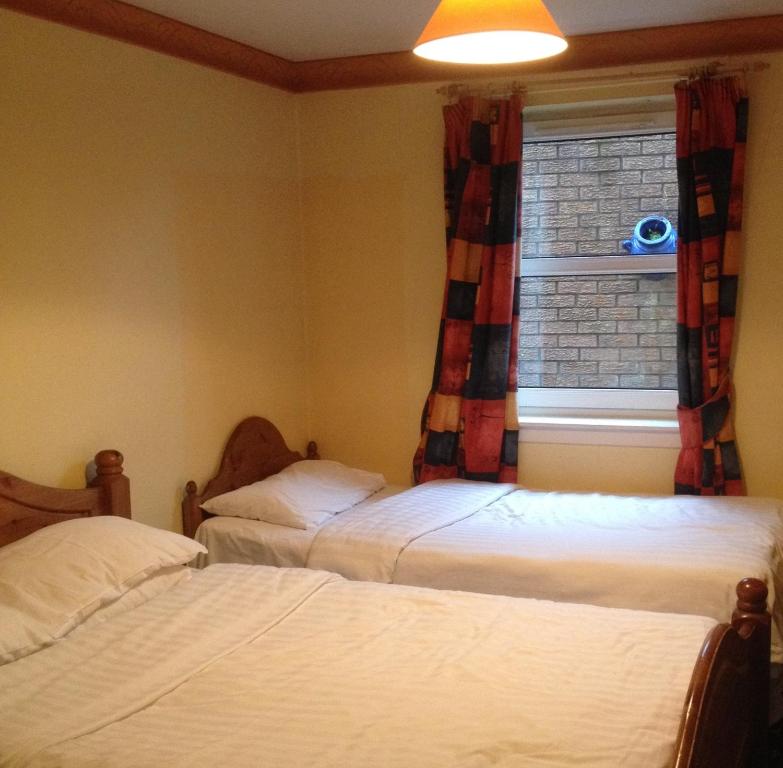 Postel nebo postele na pokoji v ubytování Twin Lions Hotel