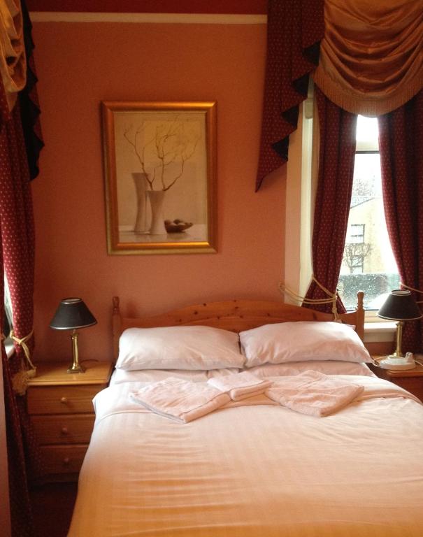 Postel nebo postele na pokoji v ubytování Twin Lions Hotel