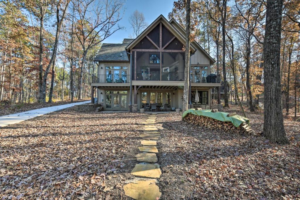 Lake Keowee Cottage with Deck and Private Dock!, Six Mile (updated