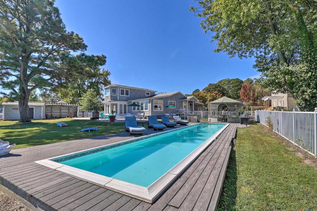 Bazén v ubytování Grasonville Home with Private Pool on the Water nebo v jeho okolí