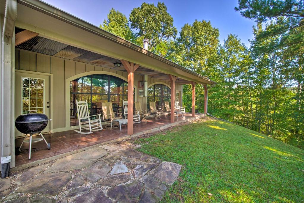 Κήπος έξω από το River Bend Lodge Heflin Home in the Woods!