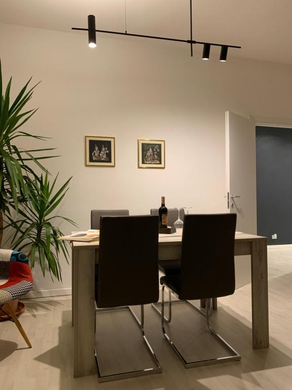 jadalnia ze stołem i 2 krzesłami w obiekcie Stadia Suite w Weronie