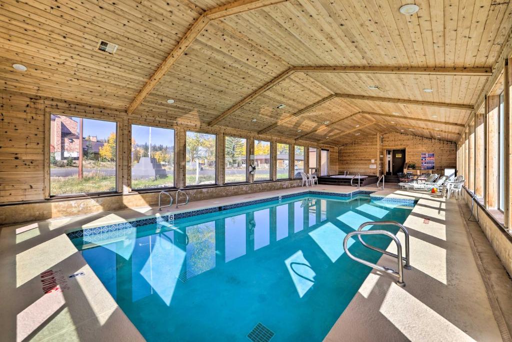 Bazén v ubytování Cozy Studio with Balcony, Walk to Brian Head Resort! nebo v jeho okolí