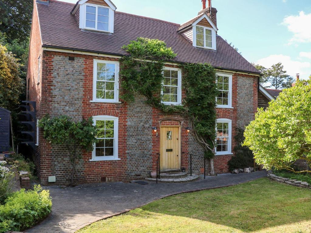 a red brick house with a yellow door at Bailey Cottage in Southampton