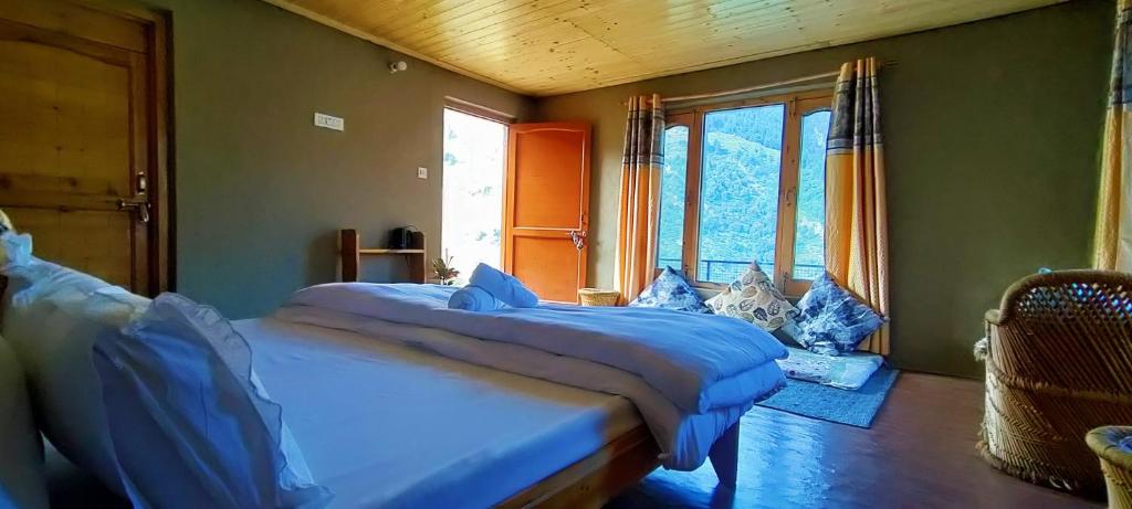 Dhauladhar Woodhouse - Family Room With Mountain View