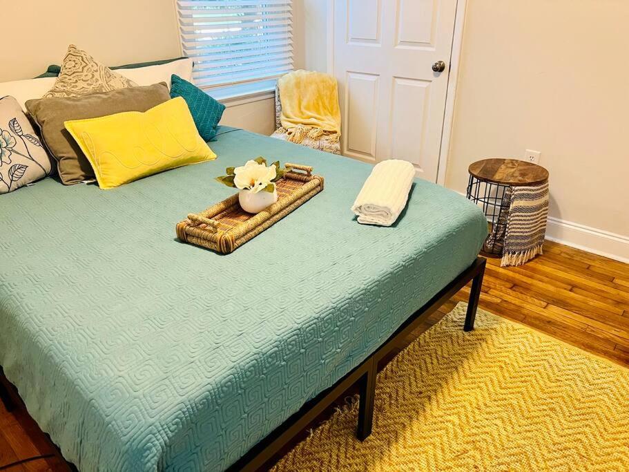 um quarto com uma cama com uma bandeja com flores em Newly Renovated Historic Home Near Park Circle em Charleston