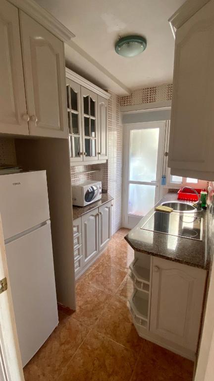 A kitchen or kitchenette at Apartamento en primera linea de mar.
