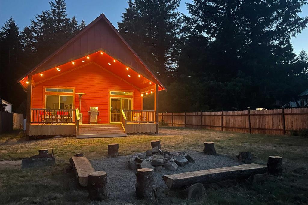 Zahrada ubytování Rustic Cabin Near Mt Rainier Fire Pit and BBQ!