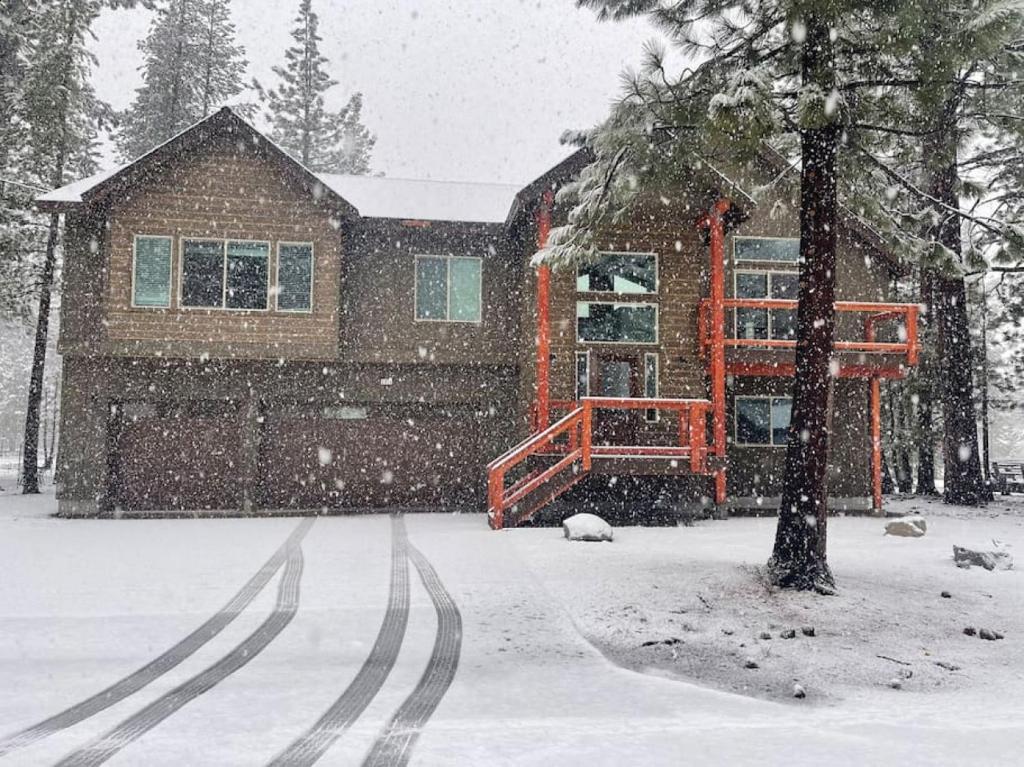 una casa en la nieve con un árbol en King Bed New Build Christmas Valley Garage Parking en South Lake Tahoe