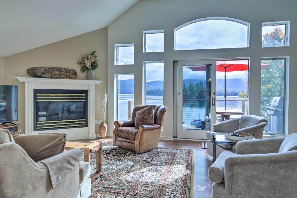 Χώρος καθιστικού στο Lakefront Bolton Retreat with Balcony and Views!