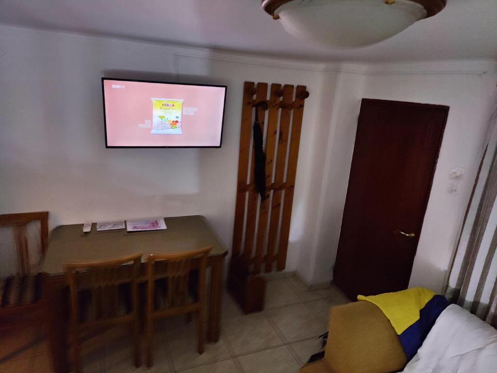 Televízia a/alebo spoločenská miestnosť v ubytovaní Art apartment Syngrou