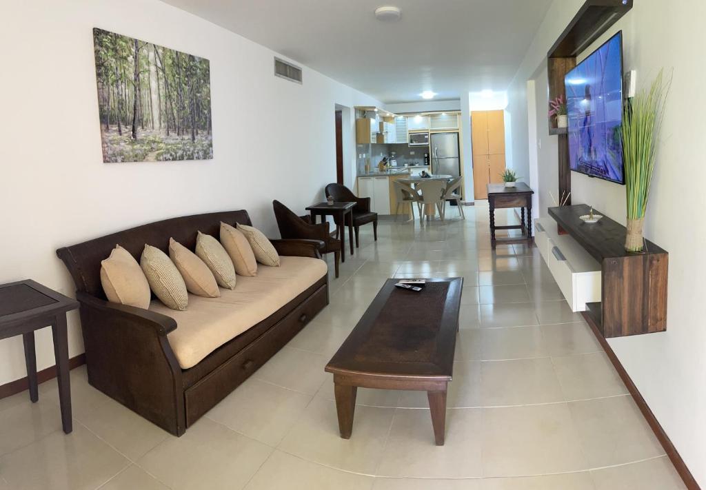 a living room with a couch and a table at ¡Hermoso Apartamento en Loma Real! in Porlamar
