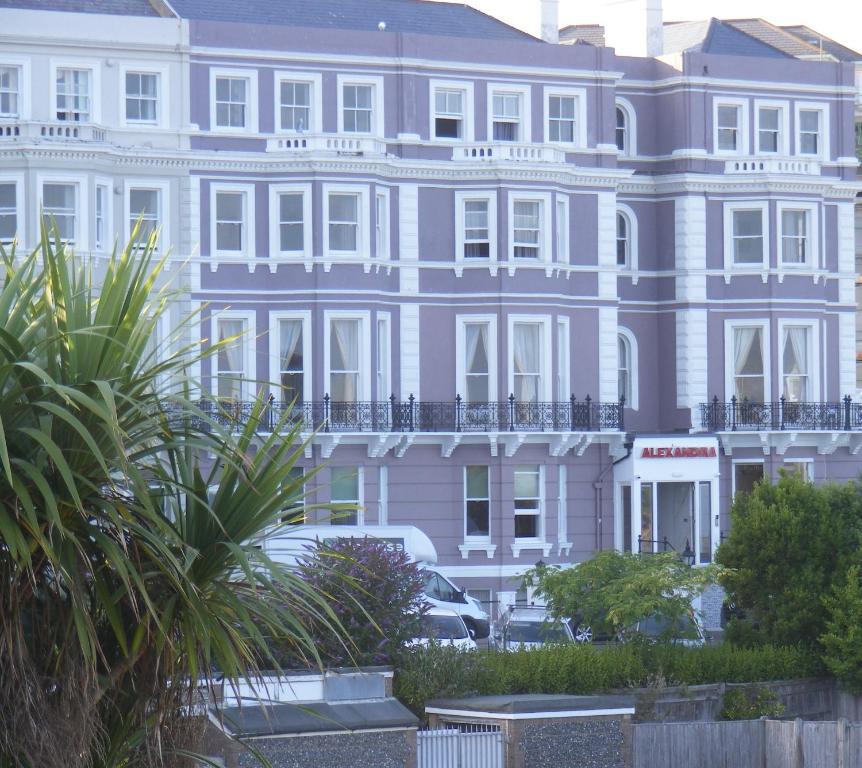 ein großes weißes Gebäude mit vielen Fenstern in der Unterkunft Alexandra Hotel in Eastbourne