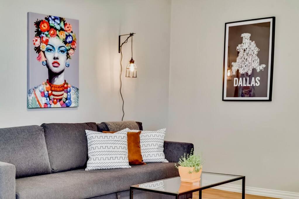 uma sala de estar com um sofá cinzento e uma mesa em Dallas Boutique Flat + Arboretum Tickets Included em Dallas