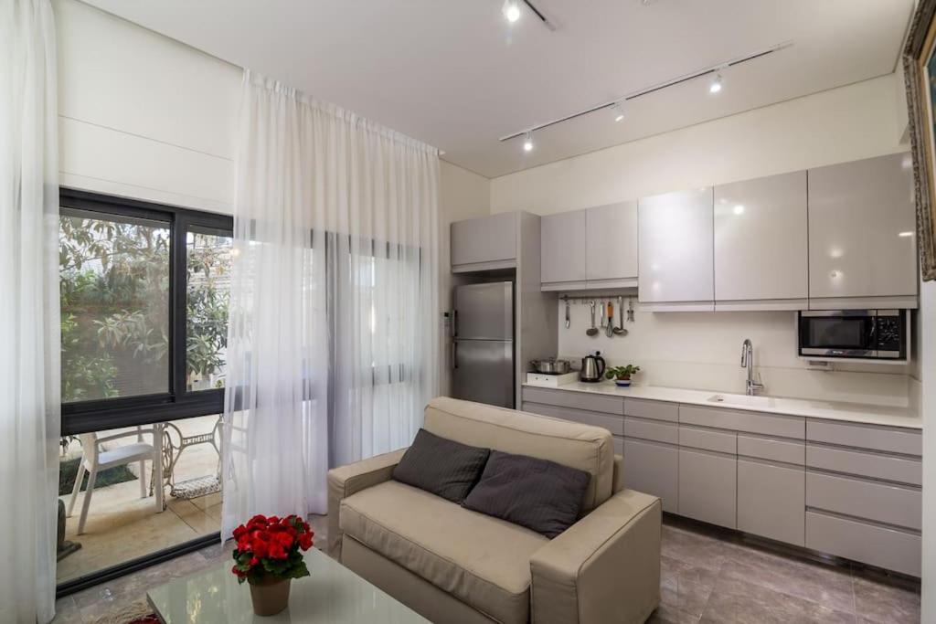 Kuchyň nebo kuchyňský kout v ubytování New luxurious apt, the BEST location in Jerusalem