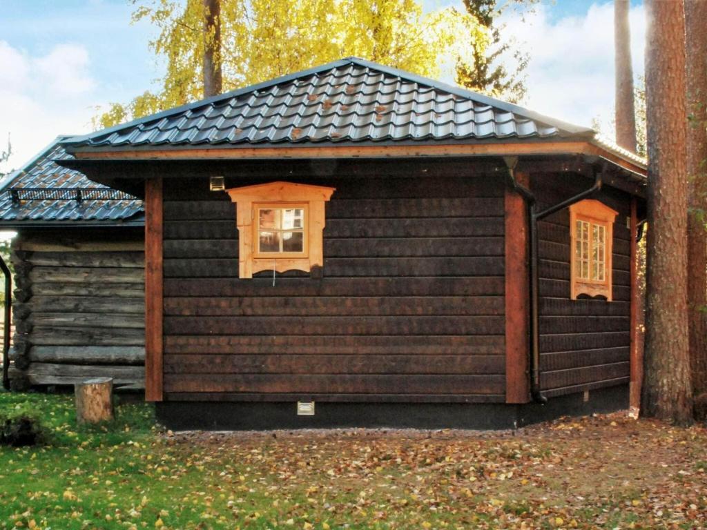 een blokhut met een raam en een dak bij Holiday home MORA II in Börka