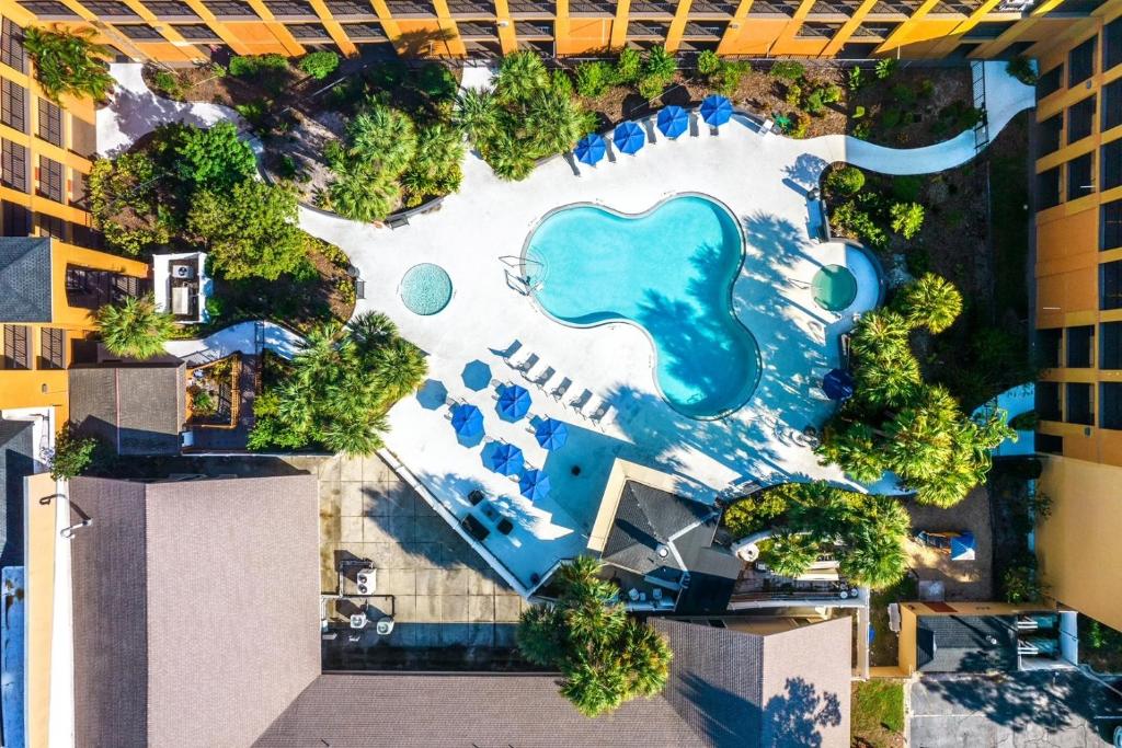 an aerial view of a swimming pool at a resort at Mi Casa Hotel in Orlando