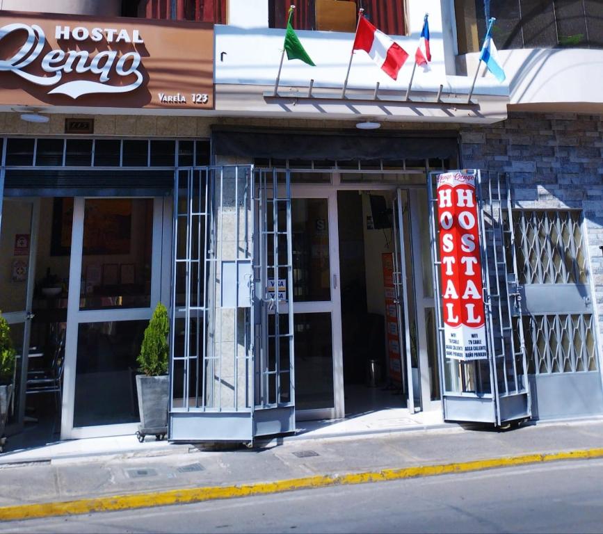 una tienda con puertas abiertas en una calle en HOSTAL QENQO en Tacna