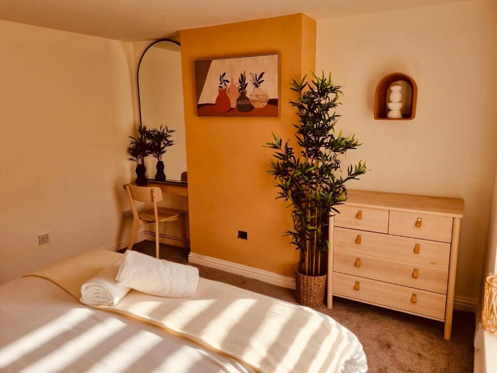 sypialnia z łóżkiem, biurkiem i komodą w obiekcie 'Afton' at stayBOOM w mieście Lancaster