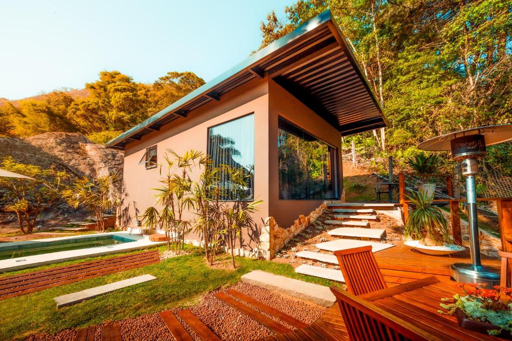 une maison avec une terrasse et une piscine dans l'établissement Cabana Secreta, à Petrópolis