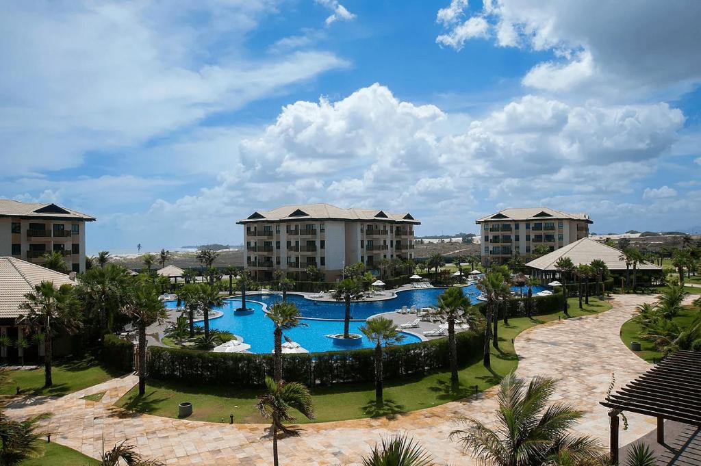 una vista aérea de un complejo con piscina en Condomínio no melhor da Praia de Cumbuco por Carpediem, en Cumbuco