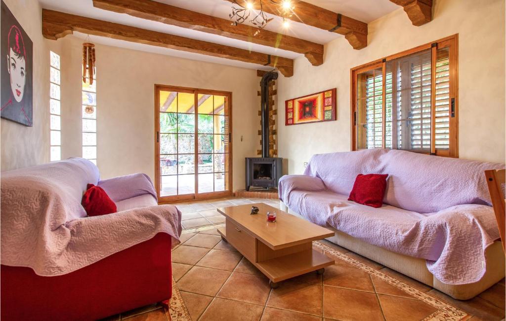Nice home in Villanueva del Segura with WiFi, Outdoor swimming pool and 4 Bedrooms