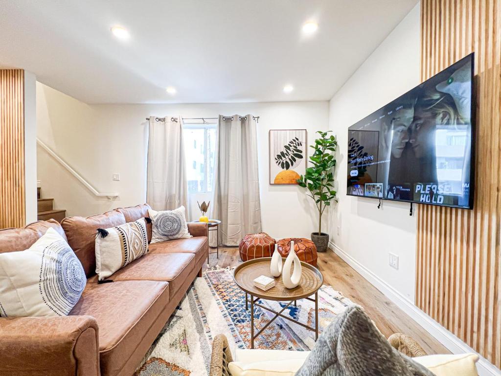 Comfy 2-bedroom home in Hollywood في لوس أنجلوس: غرفة معيشة مع أريكة وتلفزيون